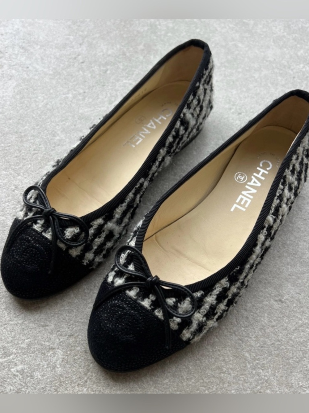 RARE CHANEL Black &White Houndstooth tweed  ballet flats stingray skin CC $1,500